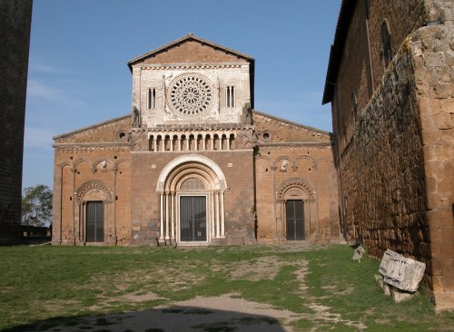 Facciata della Basilica
di San Pietro a Tuscania
(47885 bytes)